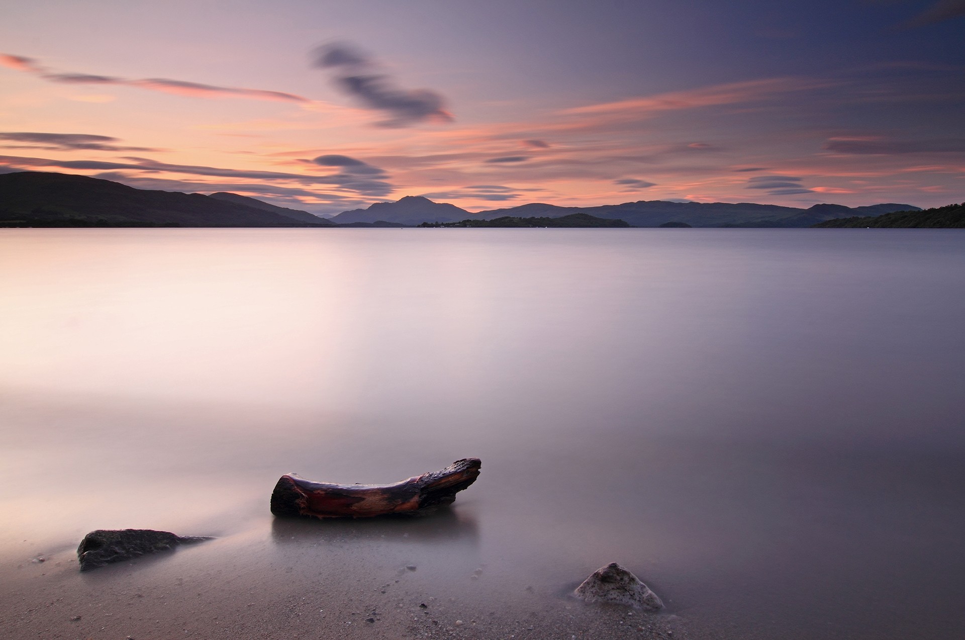 Loch-Lomond-Sunset-with-Ben-Lomond-in-the-background-Loch-Lomond-and-The-Trossachs-National-Park-Scotland