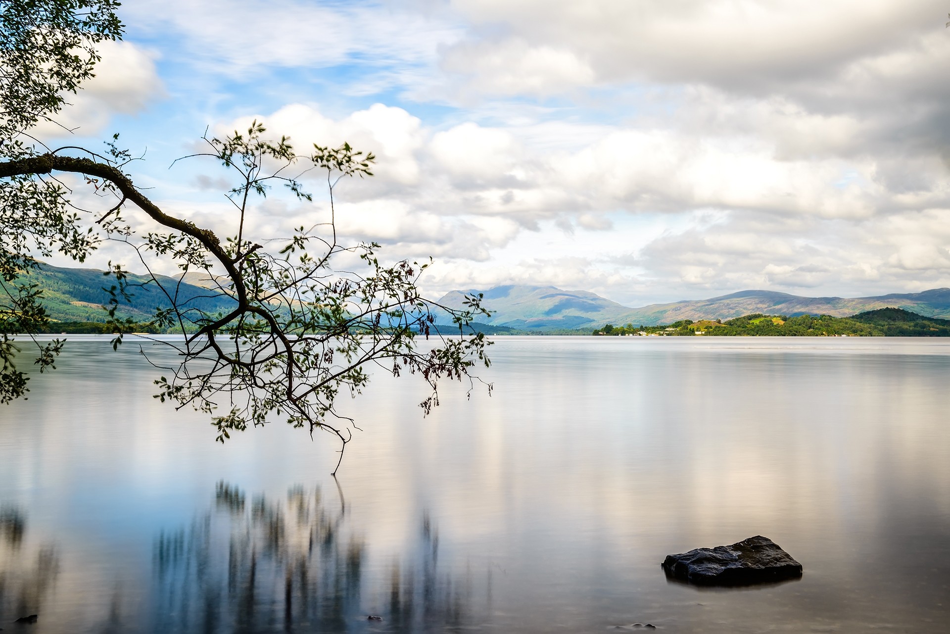 Loch-Lomond-at-the-boundry-to-the-Highlands-Scotlands-biggest-freshwater-lake