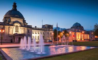 Cardiff-City-Hall-1906-and-fountains-at-night-in-the-heart-of-the-capital-city-Museum-to-the-right