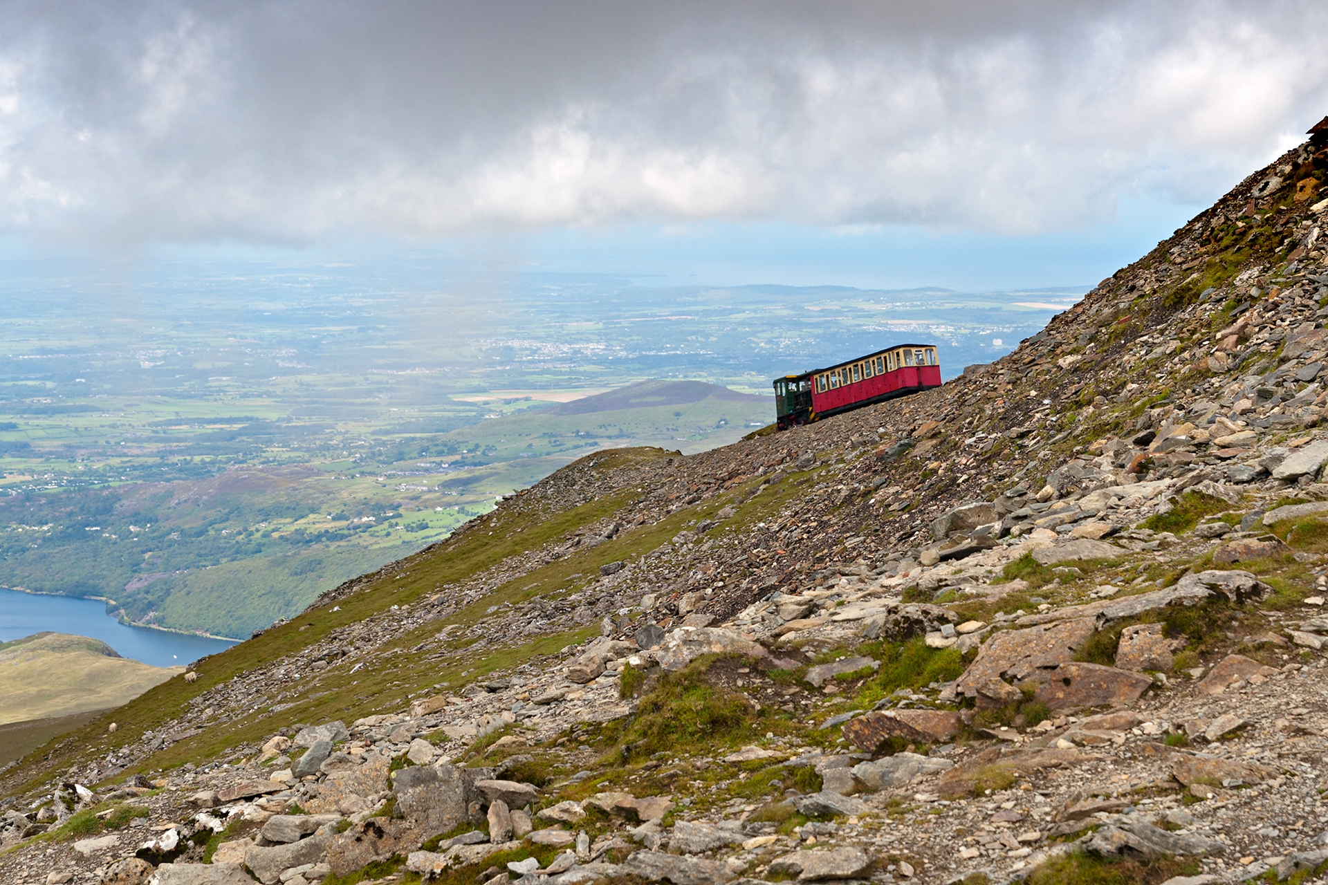 Steam-Train-heading-to-the-Snowdon-summit-Snowdonia-Wales